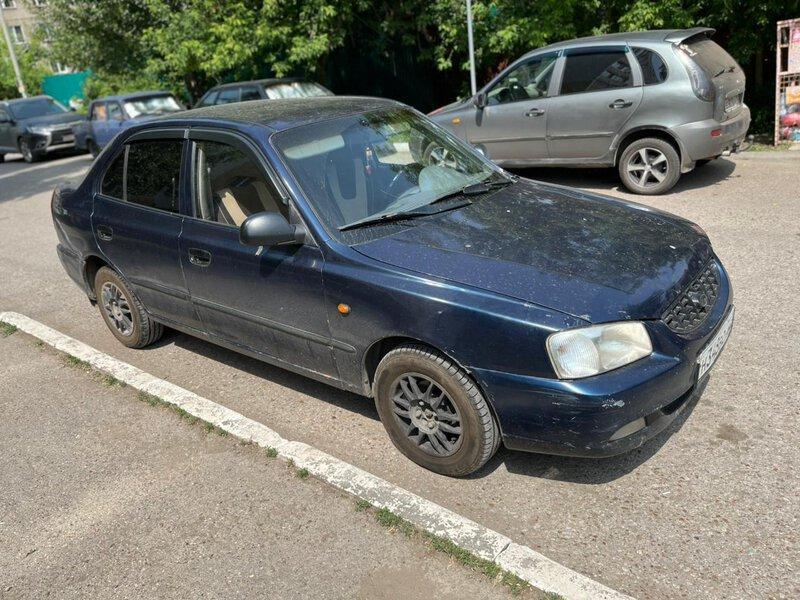 Оценщик осматривает автомобиль перед срочным выкупом в Уфе